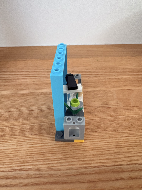 子どもがLEGOで作った水族館の通路とトンネル部分