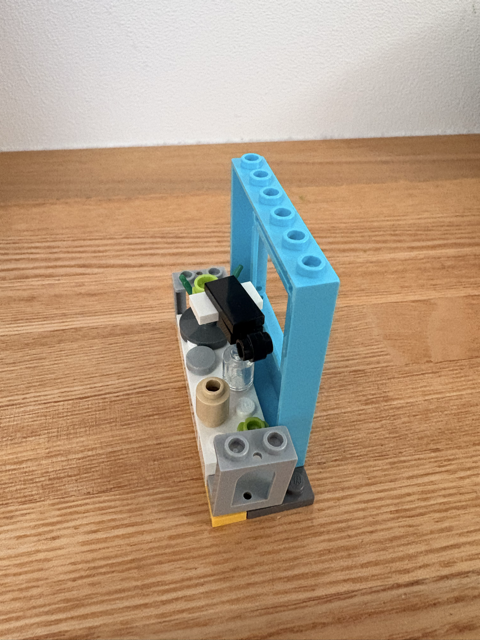 子どもがLEGOで作った水族館の通路とトンネル部分