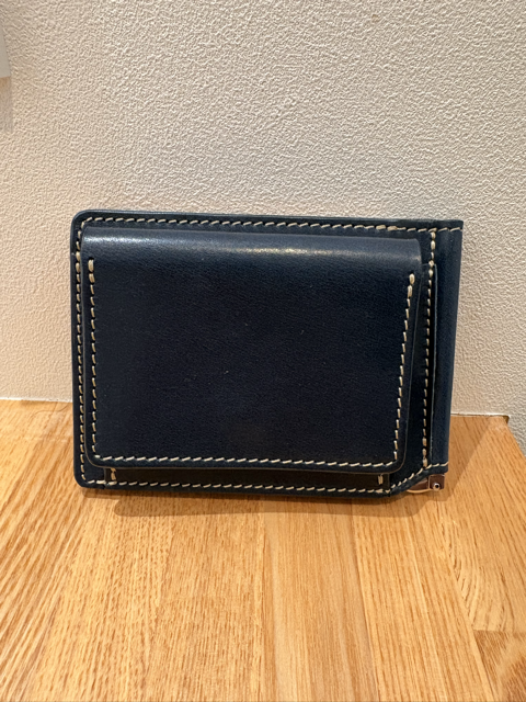 グレオール マネークリップ小銭入れ付き ネイビー 外観の写真