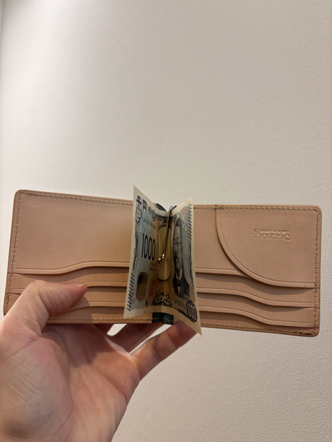 グレオール マネークリップ小銭入れ付き お札を挟んだ状態の写真