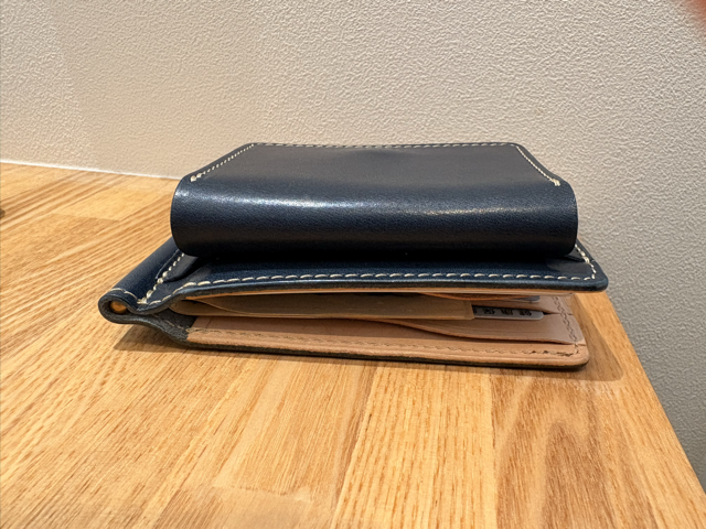 グレオール マネークリップ小銭入れ付き 横から見た厚みの写真